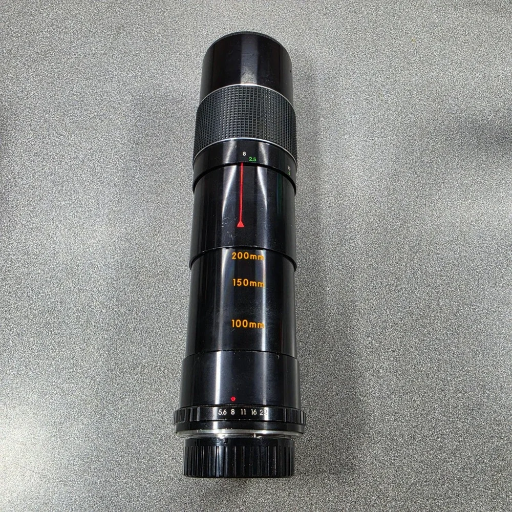 Sakar Auto Zoom 100-200mm f/5.6 Lens Manual Focus Black Excellent with Case